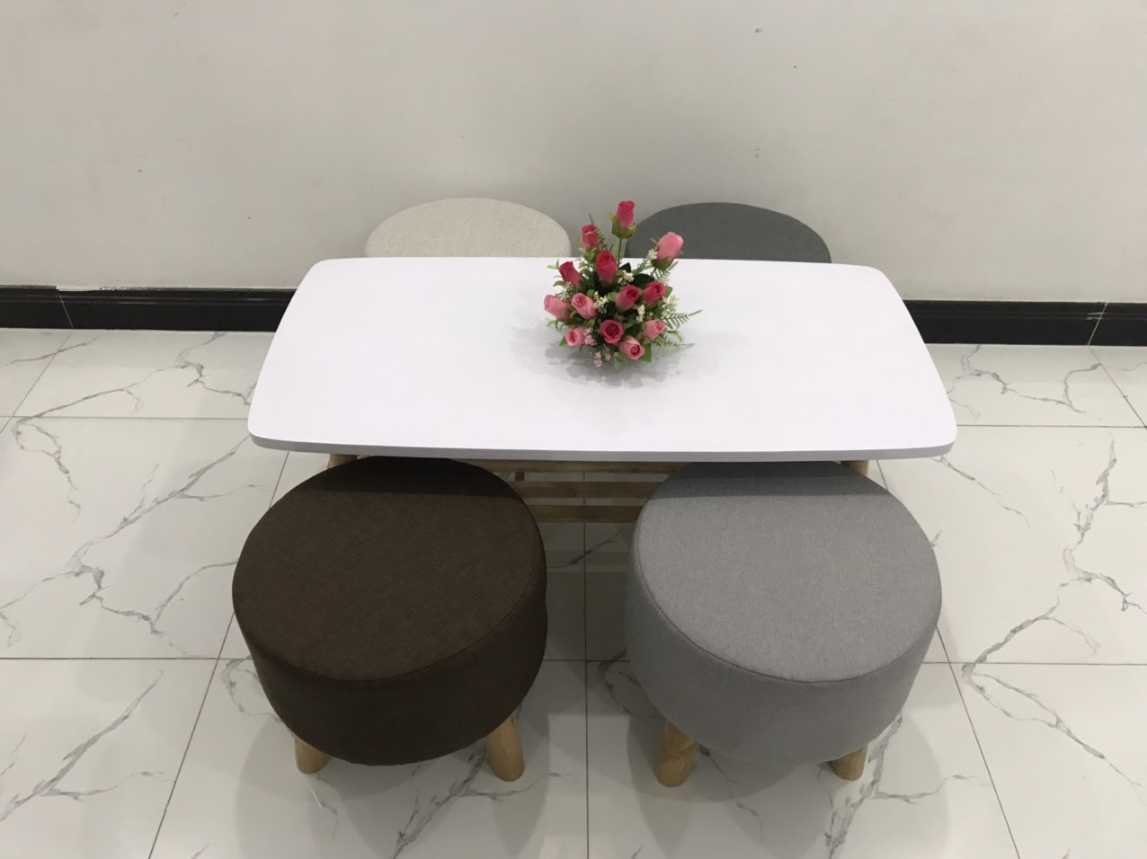 Combo 1 bàn 4 ghế nệm - Xám đen-Xanh đậm-Trắng xám-Nâu
