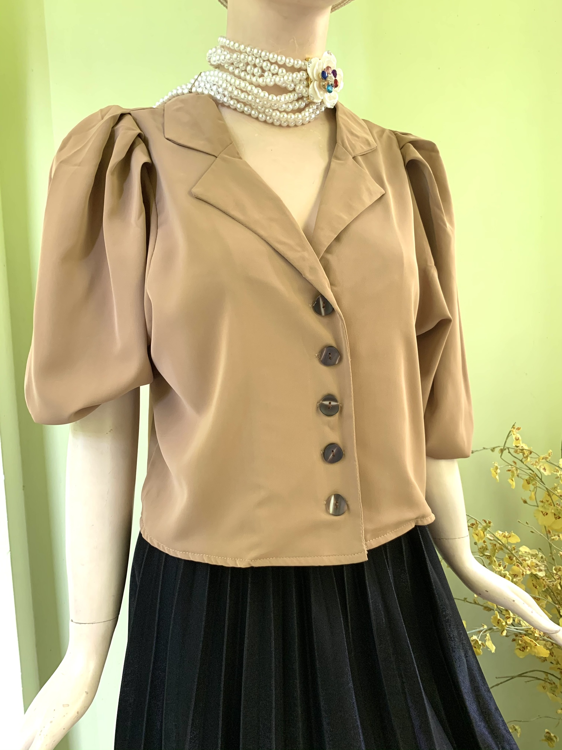 Áo lụa cổ vest tay phồng form ngắn