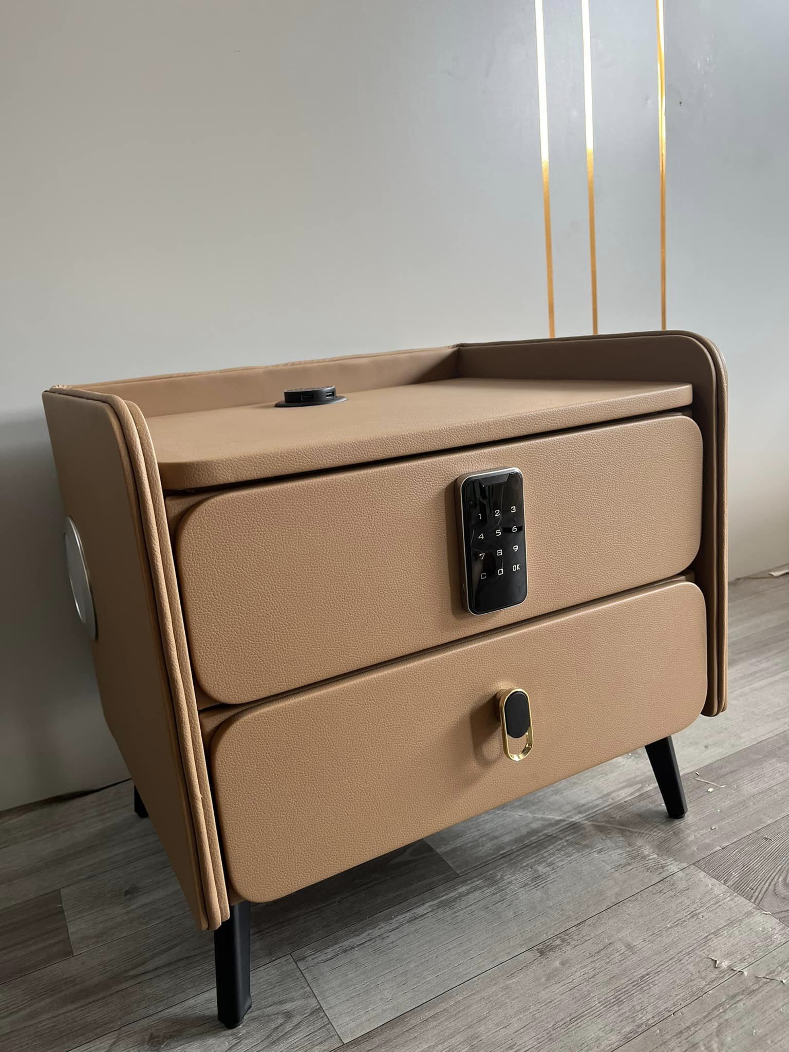 Tủ đầu giường thông minh bọc da, Tab đầu giường thông minh có Sạc không dây nâng hạ, loa bluetooth, khóa mã số