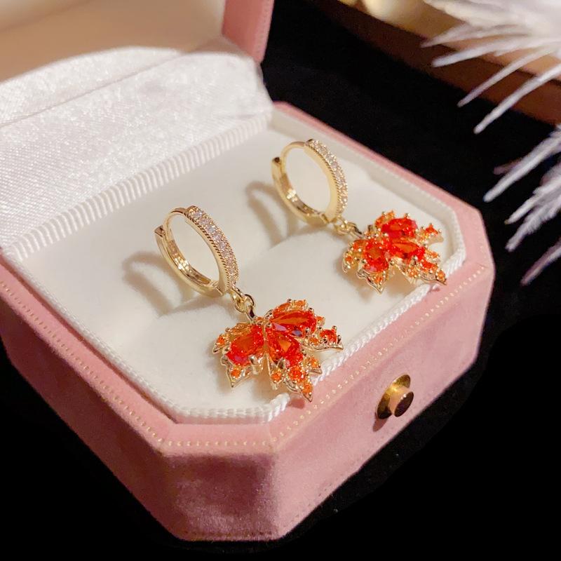 Khuyên tai lá phong đỏ mạ V14K