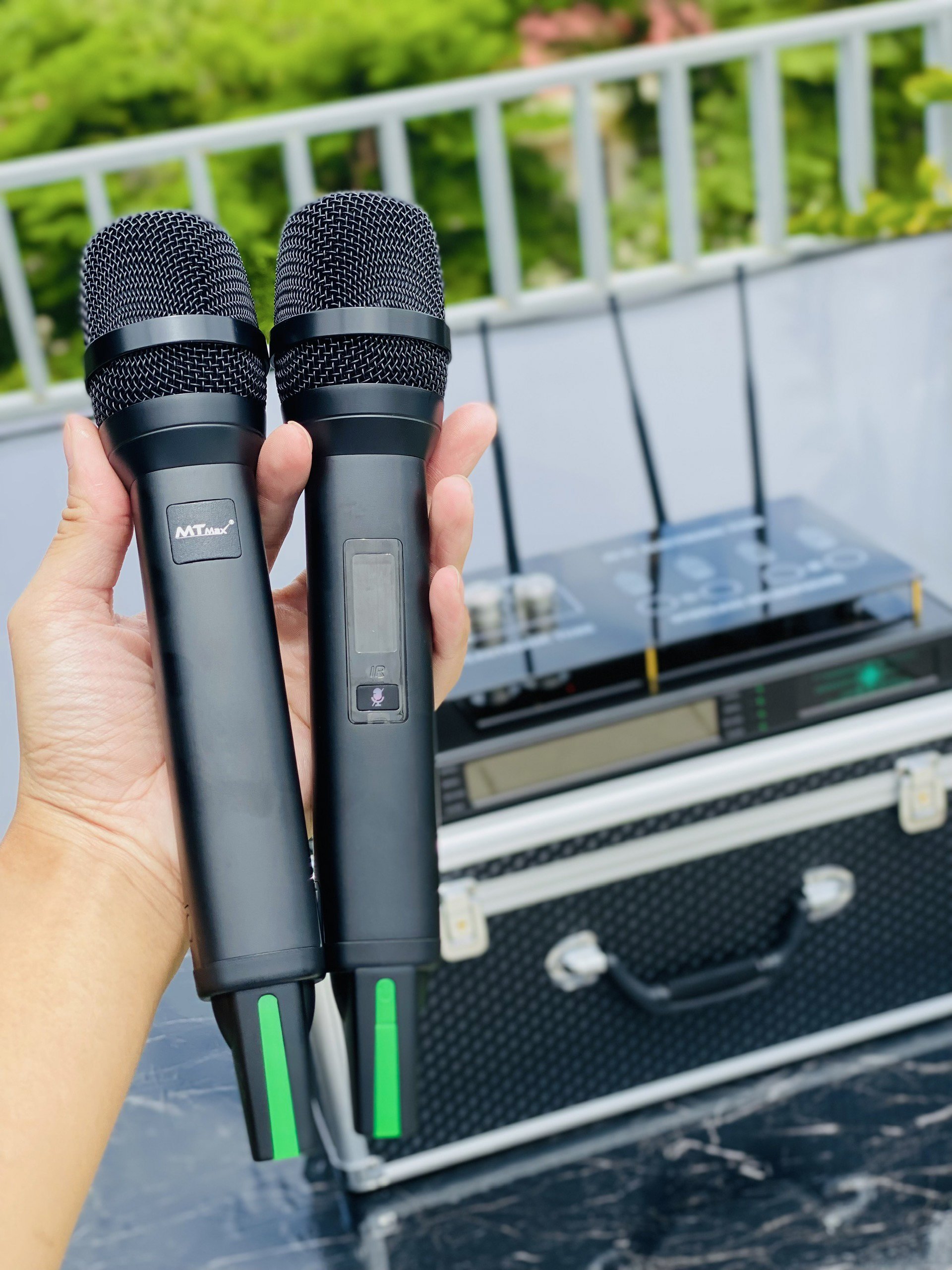 HÀNG CHÍNH HÃNG | Micro Bóng Tube Cao Cấp MTMAX M3Pro, Bắt Sóng Xa Đến 120 Mét Tần Số UHF Cực Cao 640-690 MHz Cùng Công Nghệ Cảm Biến Tự Ngắt Hiện Đại, Thiết Kế Sang Trọng Khi Setup Mọi Không Gian Bảo Hành 12 Tháng
