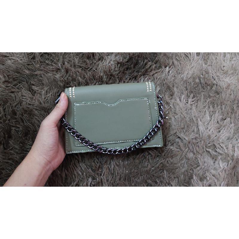túi chữ V viền trắng