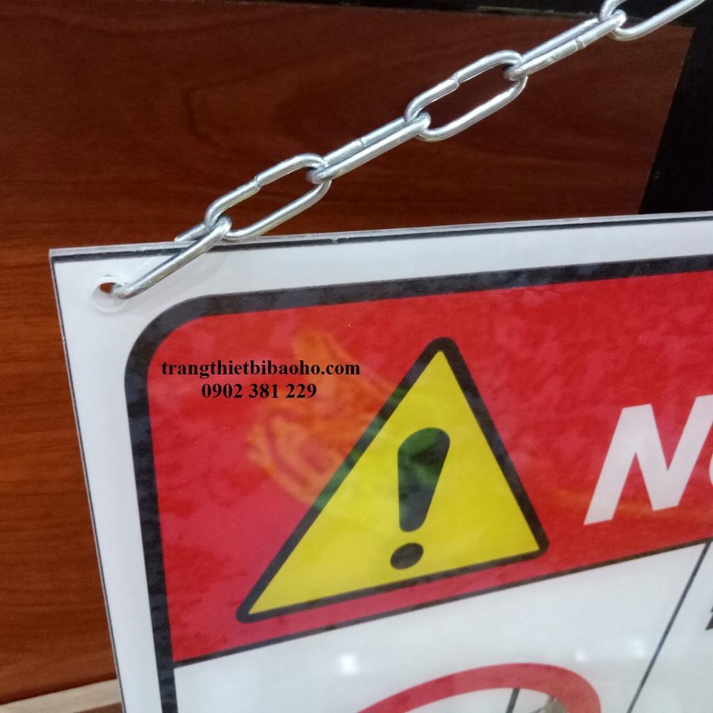 Biển báo Đang bảo trì cấm đóng điện chất liệu mica treo dây xích 20 x 30cm