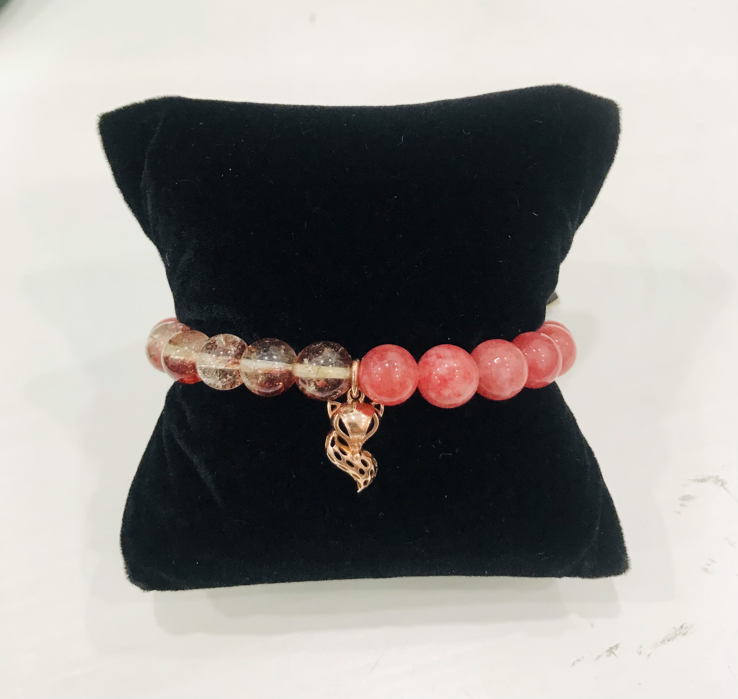 Vòng tay đá thạch anh đính charm vàng 14k