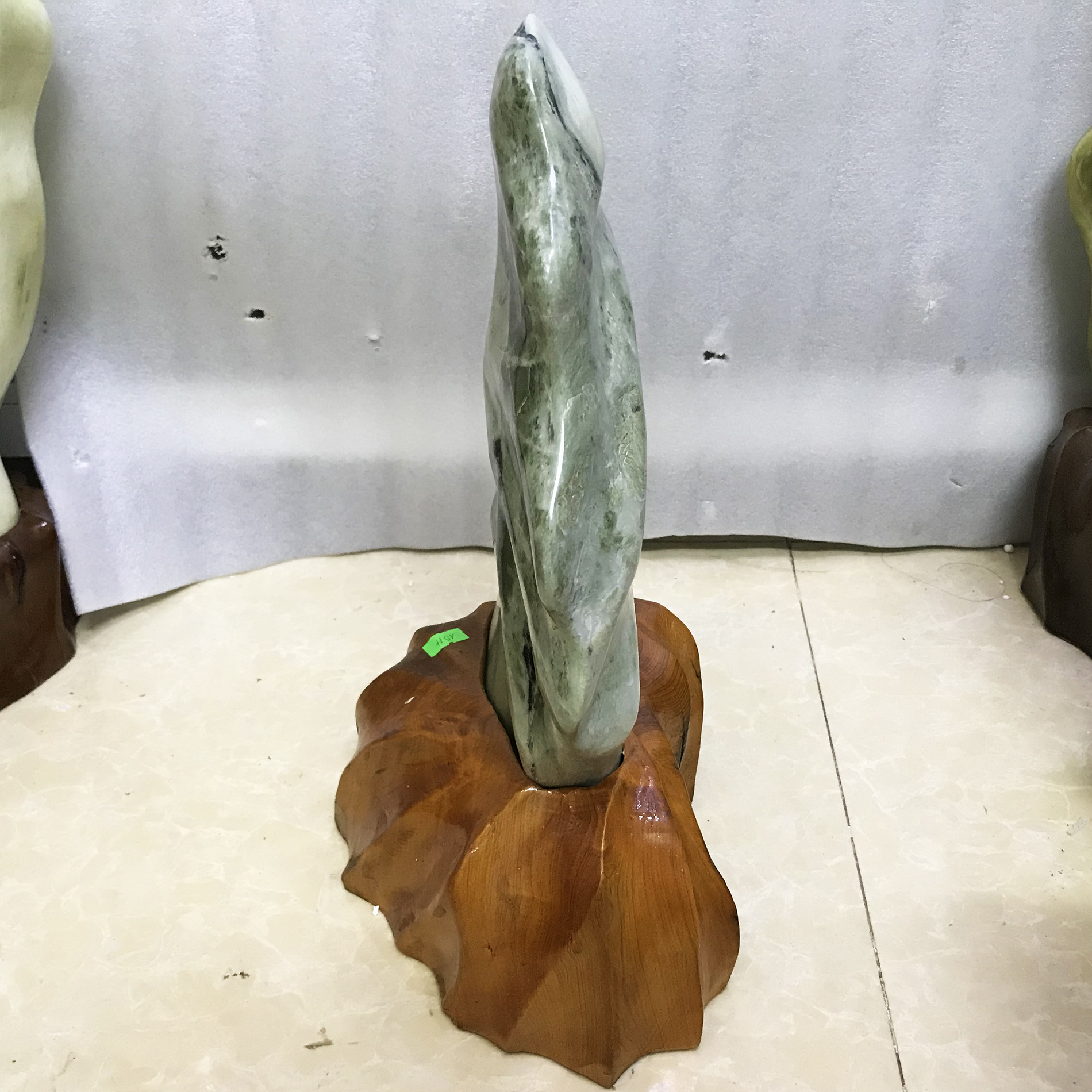 Cây đá phong thủy tự nhiên cao 40cm nặng 7kg chất ngọc serpentine xanh đậm cho mệnh Hỏa và Mộc
