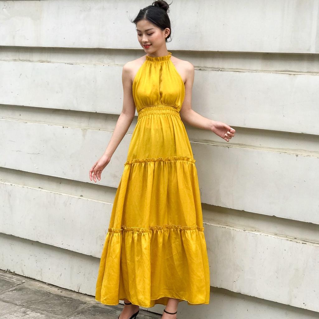 KIOBI – Đầm yếm form dáng maxi, nhún thun eo co dãn, lưng mở rộng gợi cảm, vải lụa nhung vàng - KID20124V