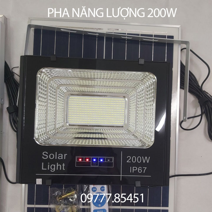 Đèn pha năng lượng mặt trời 200w báo pin mới nhất hiện nay vỏ nhôm chống nước IP67