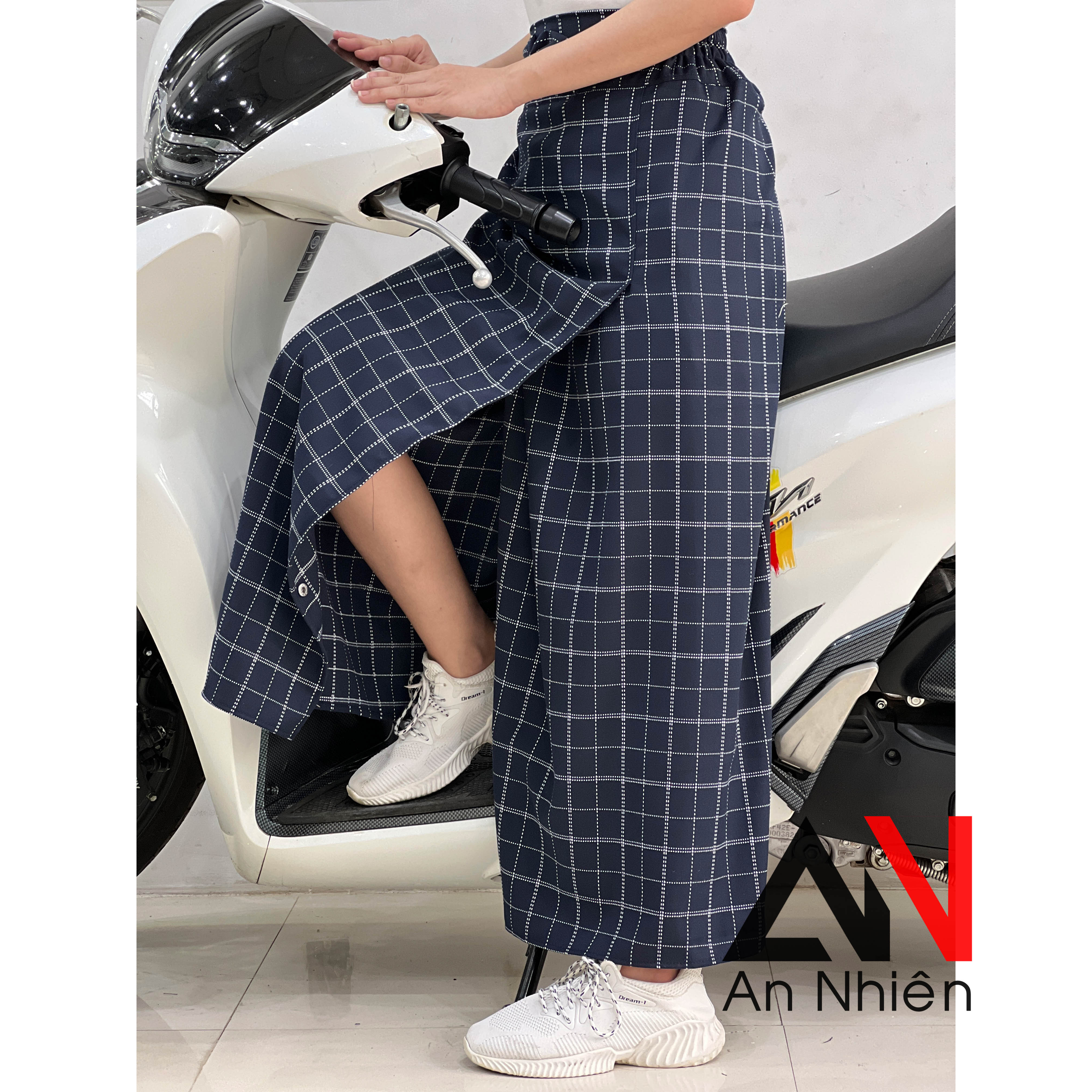 Váy chống nắng xẻ tà cố định bằng miếng dán kết hợp nút bấm chất liệu vải bố mềm mại xòe rộng dài dưới tà váy có nút bấm cố định