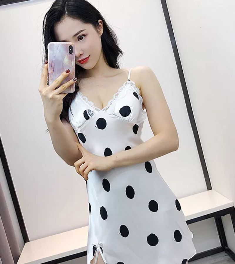 Váy ngủ lụa 2 dây chấm bi xẻ tà