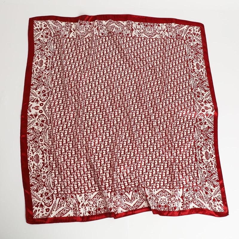 Khăn bandana vải lụa bóng size 90x90cm đa năng in hình chữ D