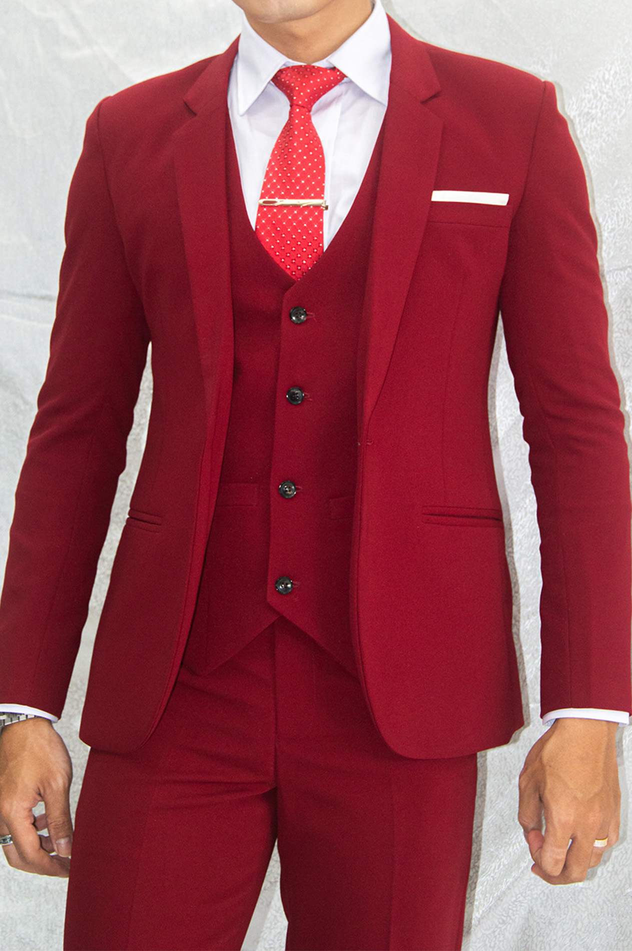 Bộ vest nam 1 nút và gile ôm body màu đỏ đô chất liệu co dãn , thoáng mát tặng kèm combo phụ kiện