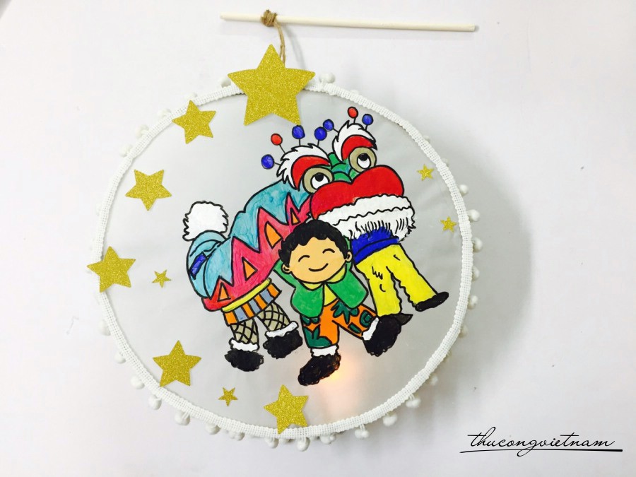 Lồng đèn tròn đã trang trí - 3 bạn nhỏ múa Lân