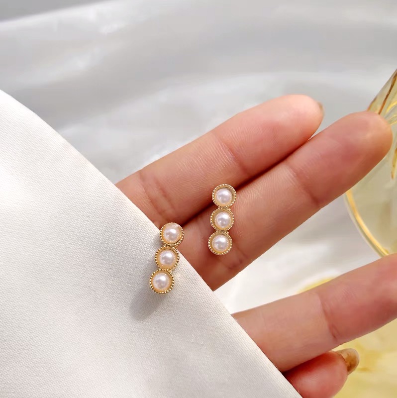 Khuyên tai đính ngọc trai nhân tạo sang chảnh