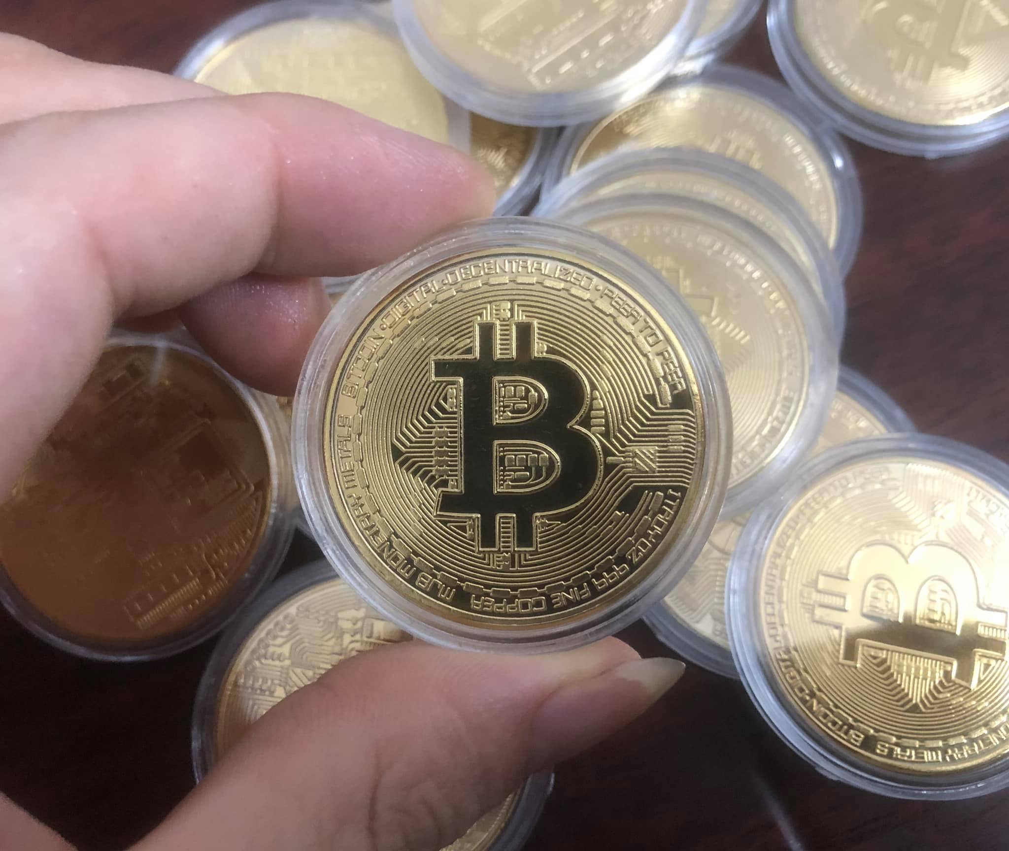 Bộ 10 đồng xu Bitcoin vàng may mắn