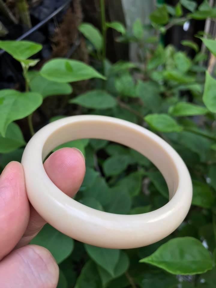 VÒNG TRẮNG NI 54MM x Bản Cao 12mm x Dầy 8mm . VÒNG TAY NỮ ĐEO MÀU TRẮNG GIẢ NGÀ HAY GỌI LÀ XƯƠNG MỸ NGHỆ SIZE 54MM x Bản Cao 12mm x Dầy 8mm NẶNG 50KG - 57KG ĐEO Ạ