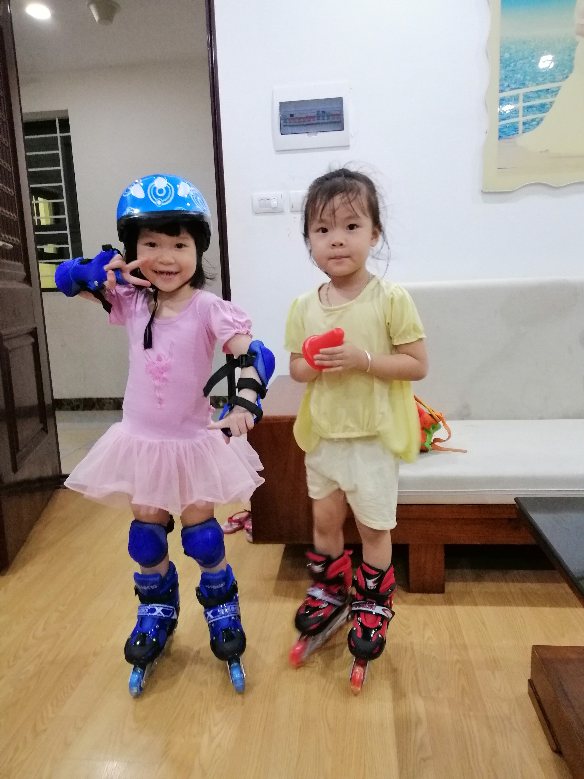 Combo Giày Trượt Patin Trẻ Em bánh Phát Sáng Cao Cấp Mẫu Mới 2021 và Đầy Đủ Bảo Hộ Chân Tay + Mũ Tặng Kèm Máy Thổi Bong Bóng Bubble Camera