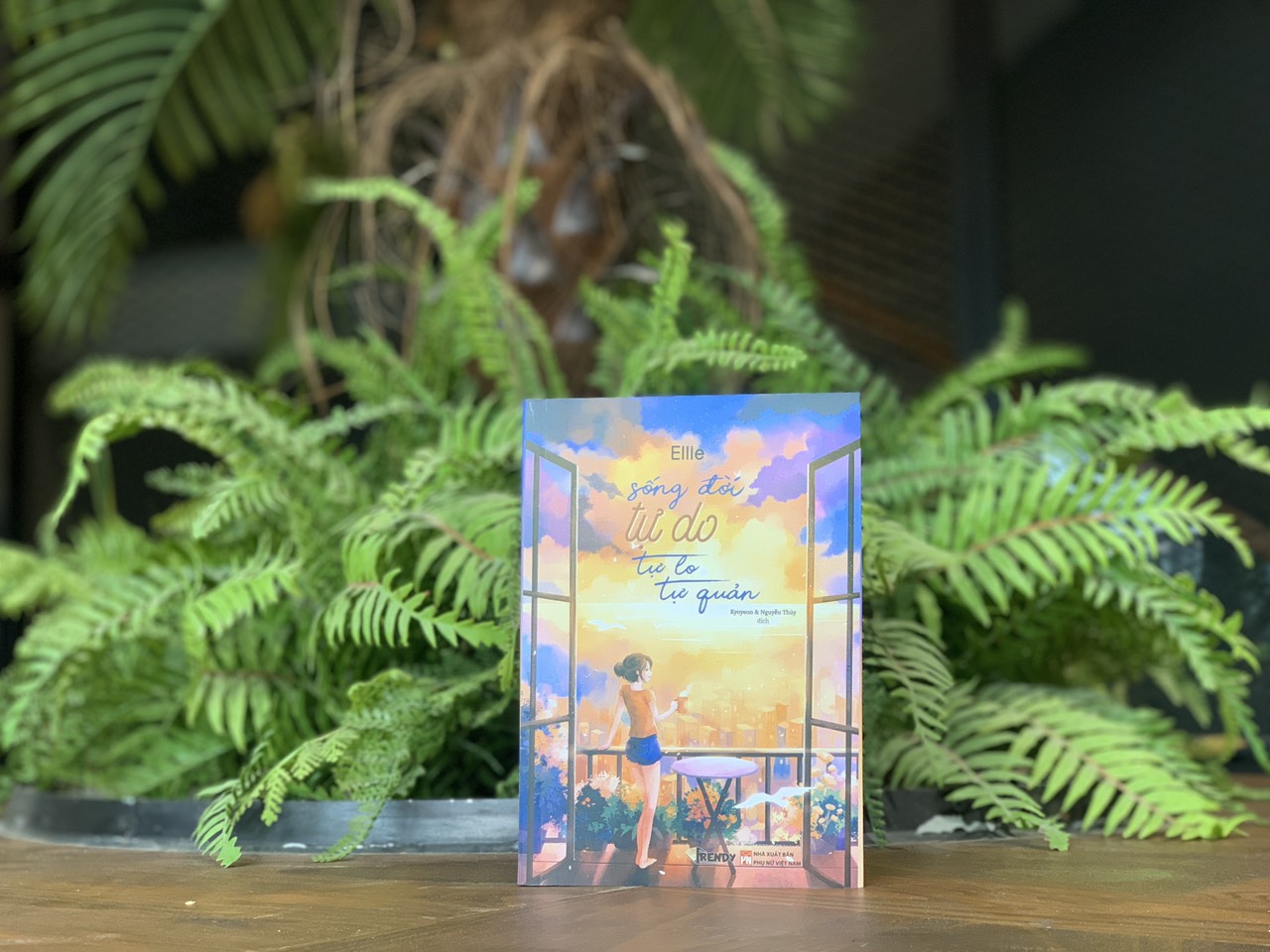 Sách - Sống Đời Tự Do, Tự Lo Tự Quản - Ellie - Books Trendy - Phuc Minh Books