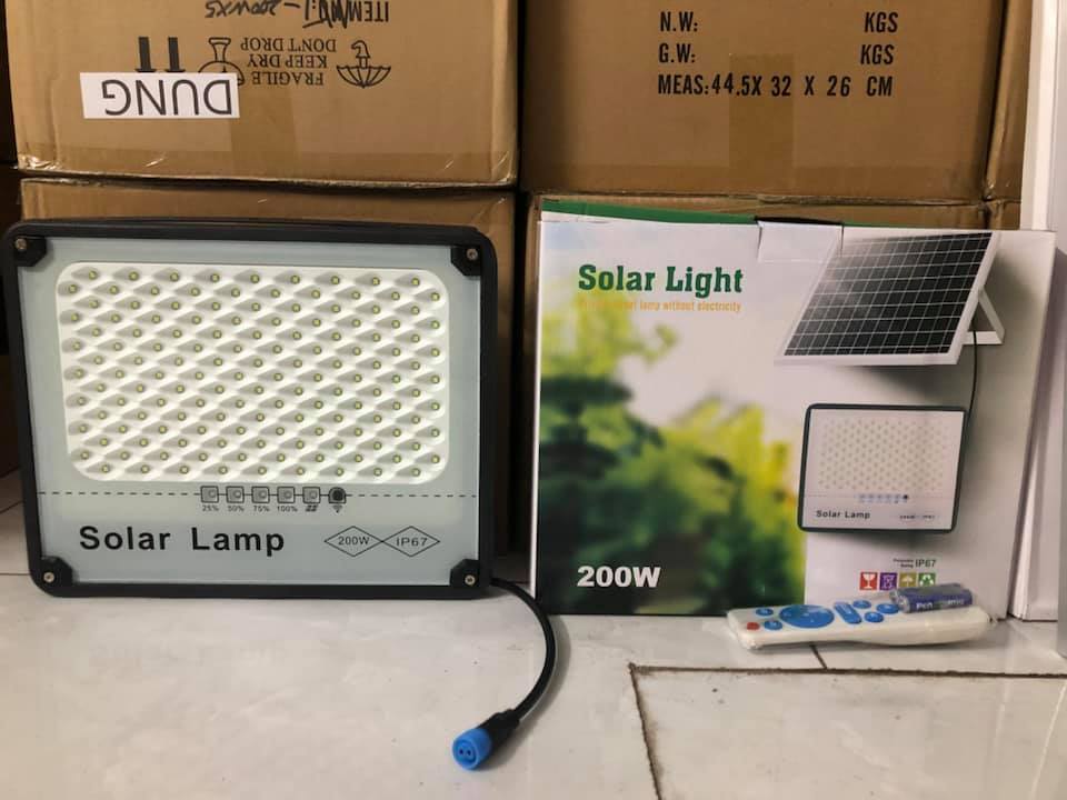 Đèn Năng Lượng Mặt Trời 200W- Đèn Chống Lóa 200W  | Sản phẩm sử dụng 100% năng lượng mặt trời, có điều khiển từ xa tiện lợi và thông minh