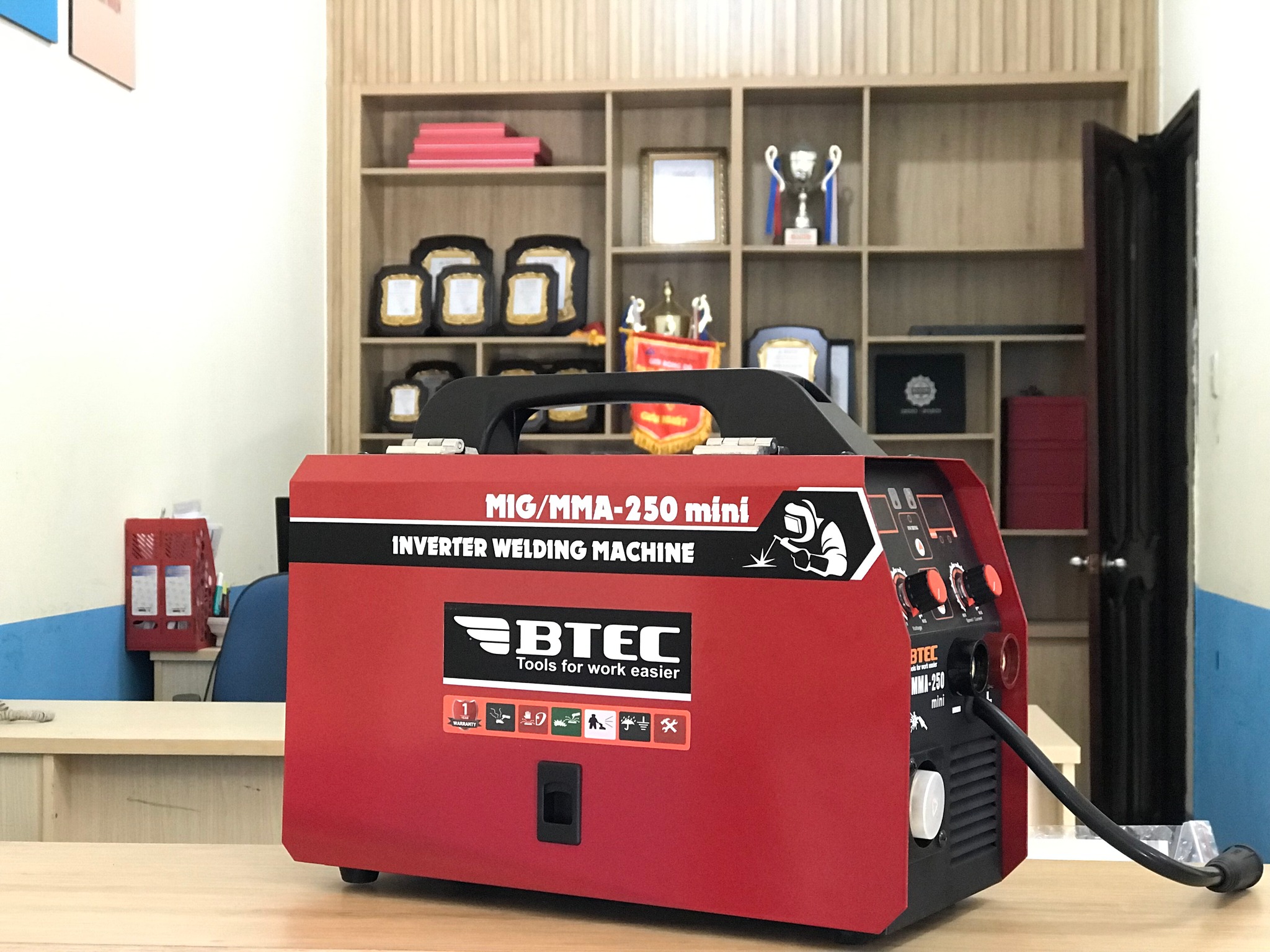 MÁY HÀN MIG KHÔNG DÙNG KHÍ 2 CHỨC NĂNG BTEC MIG/MMA 250MINI - HÀNG CHÍNH HÃNG