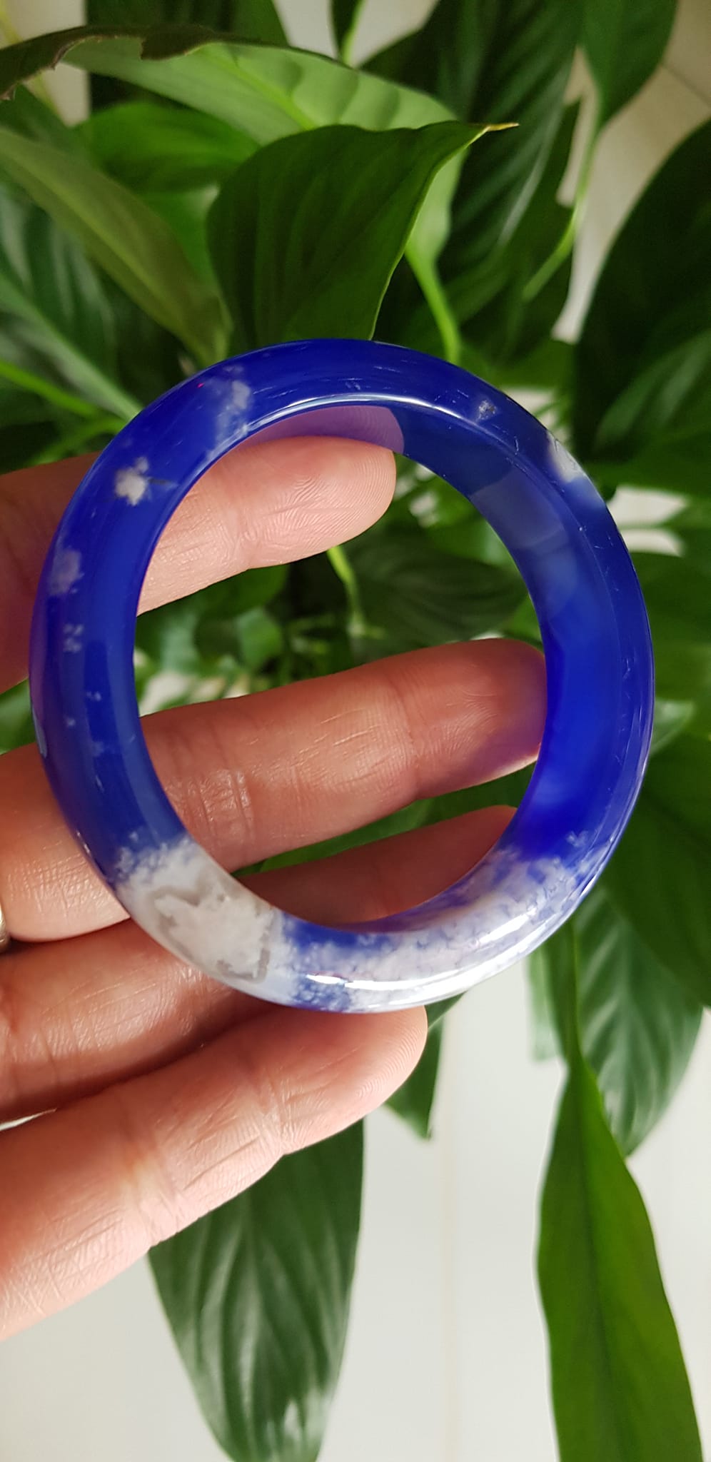 Vòng tay Nữ Bản Hẹ Mới Đá Mã Não Xanh Dương Đậm Bông Tuyết rất là đẹp ạ Vòng Ni 50mm x Cao 14mm x dầy 8mm Nữ mệnh Thủy mệnh Mộc Cân nặng 47kg - 51kg đeo xinh tay đẹp lắm ạ