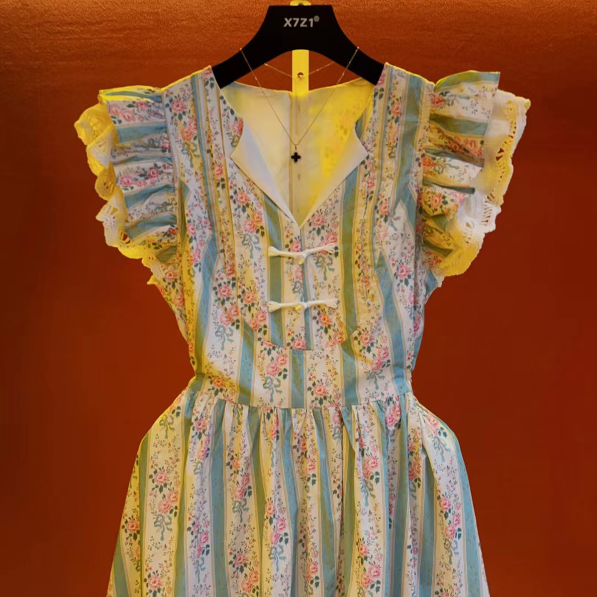 DONGSHOP X7Z1 Mùa hè Pháp Vintage cung đình gió không tay đầm ins đơn giản hoa nhỏ sọc lá sen viền nhỏ bay tay áo