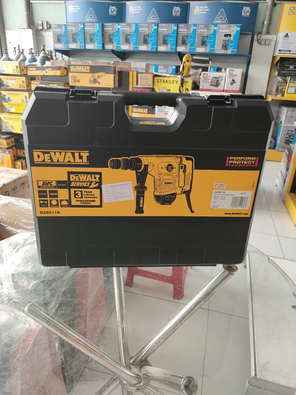 CHÍNH HÃNG - Máy đục bê tông 1050W dùng mũi 17li DeWalt D25811K