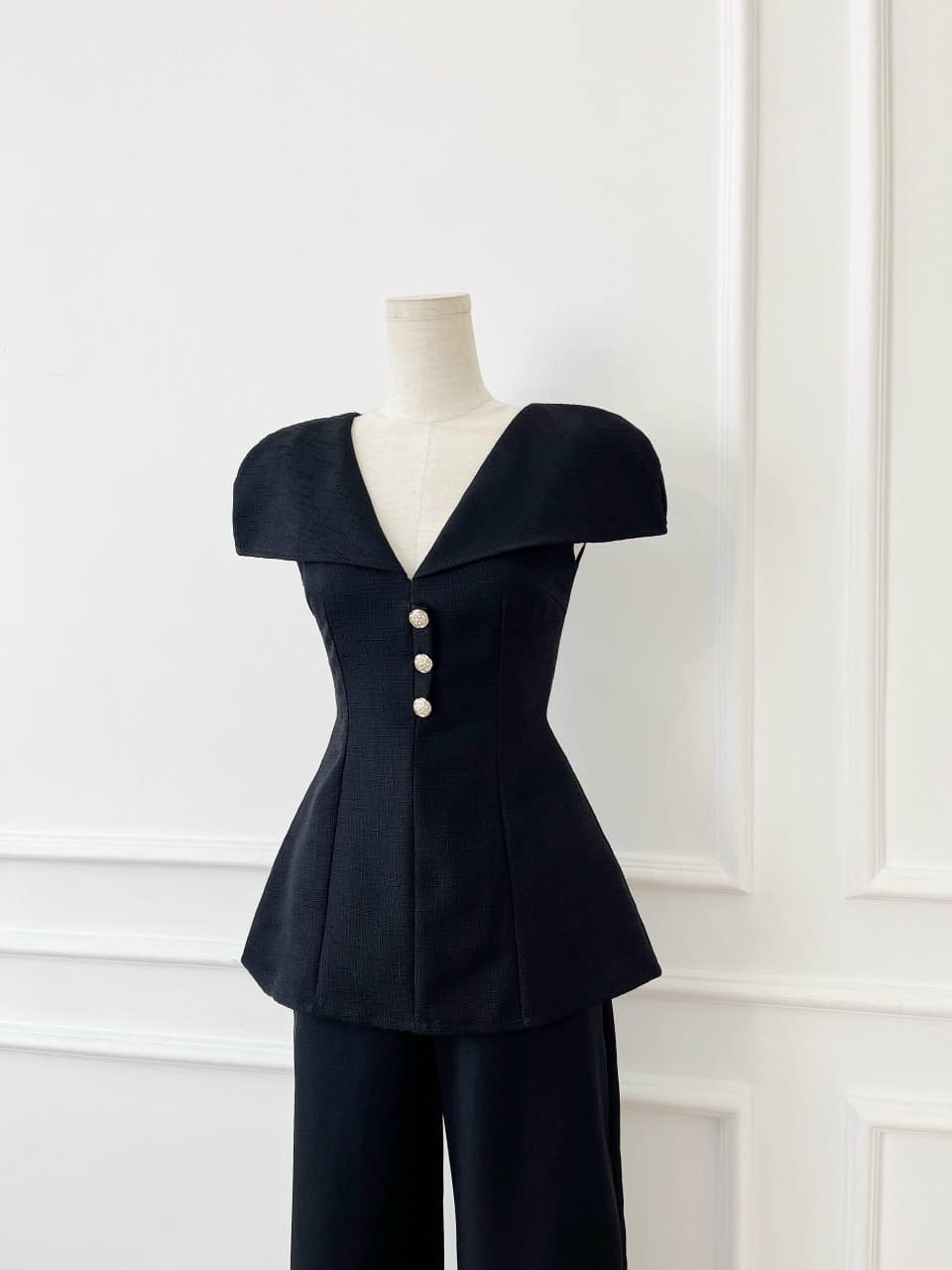 Áo peplum cổ V 3 nút kiểu tay bồng có 2 màu trắng, đen