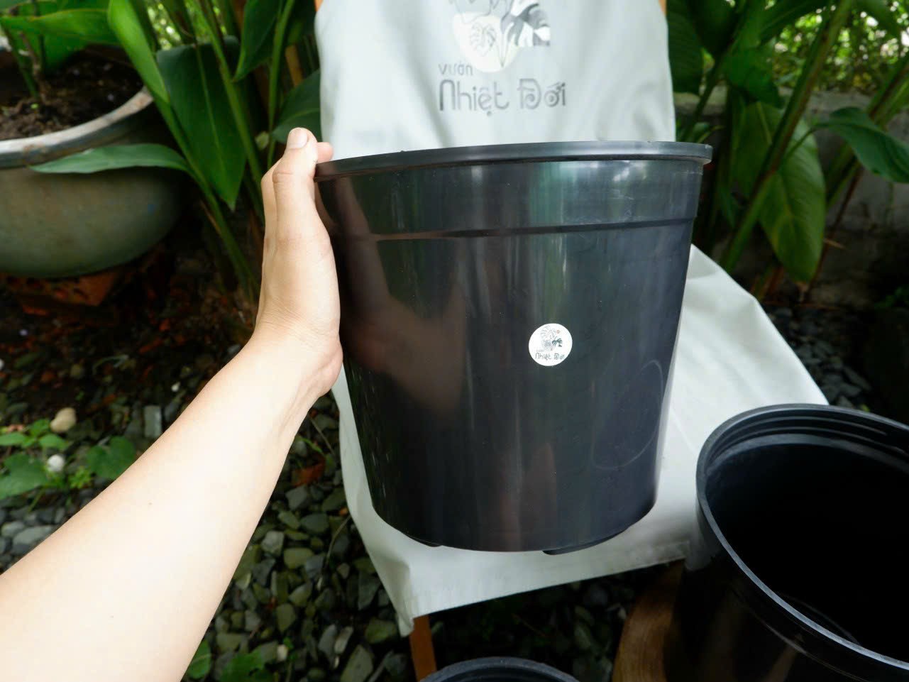 Chậu nhựa đen 20 x 22 cm chống bể vỡ, thoát nước tốt, dễ lắp trụ rêu trồng cây
