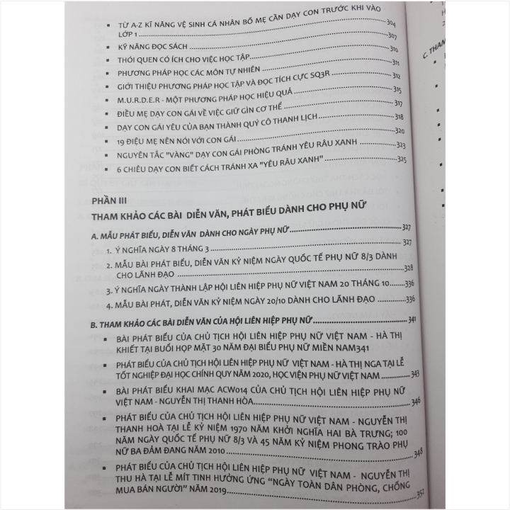 Sách Cẩm Nang Dành Cho Phụ Nữ - Bí Quyết Giúp Chị Em Khỏe Đẹp, Tự Tin và Hạnh Phúc Trong Cuộc Sống - V2232D