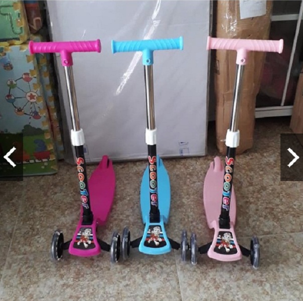 Xe trượt Scooter mẫu mới 2019 gấp gọn (có đèn ở bánh xe + phanh chân)- màu cho be trai- màu ngẫu nhiên