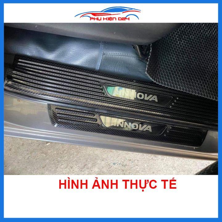 Bộ nẹp bước chân trong ngoài vân Cacbon xe Innova 2017-2018-2019-2020 chống trầy làm đẹp ô tô