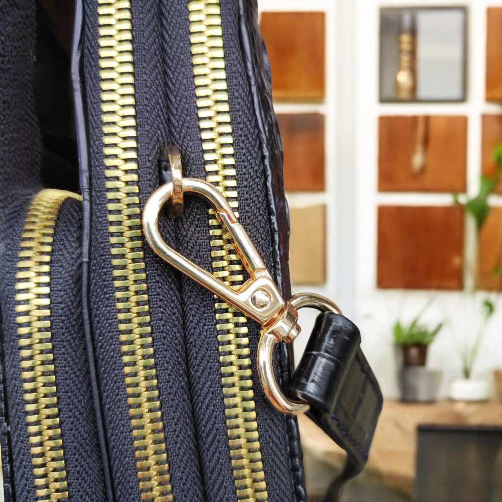 Túi đeo ngực nhỏ gọn Thiết 3 khóa nhiều ngăn. Gù gia cá sấu rất đẹp!