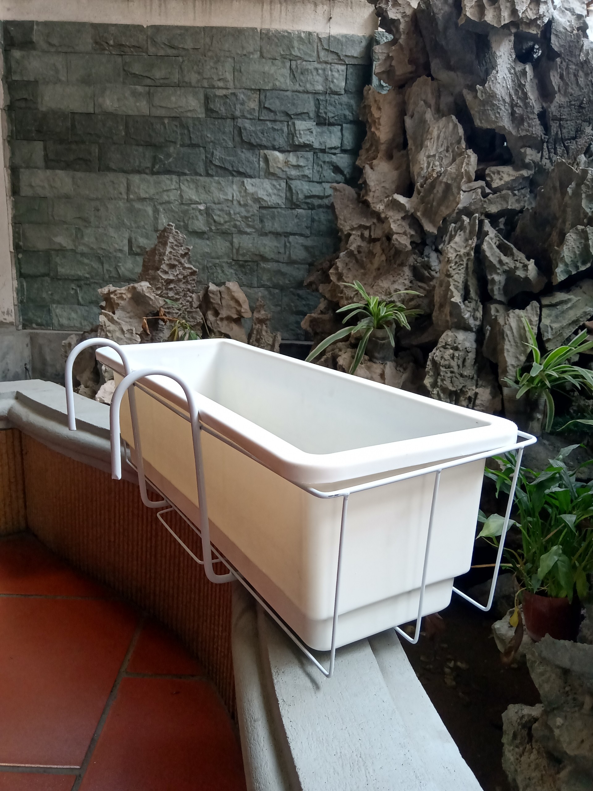 Móc treo ban công kèm chậu thông minh màu trắng 67x24x20 cm