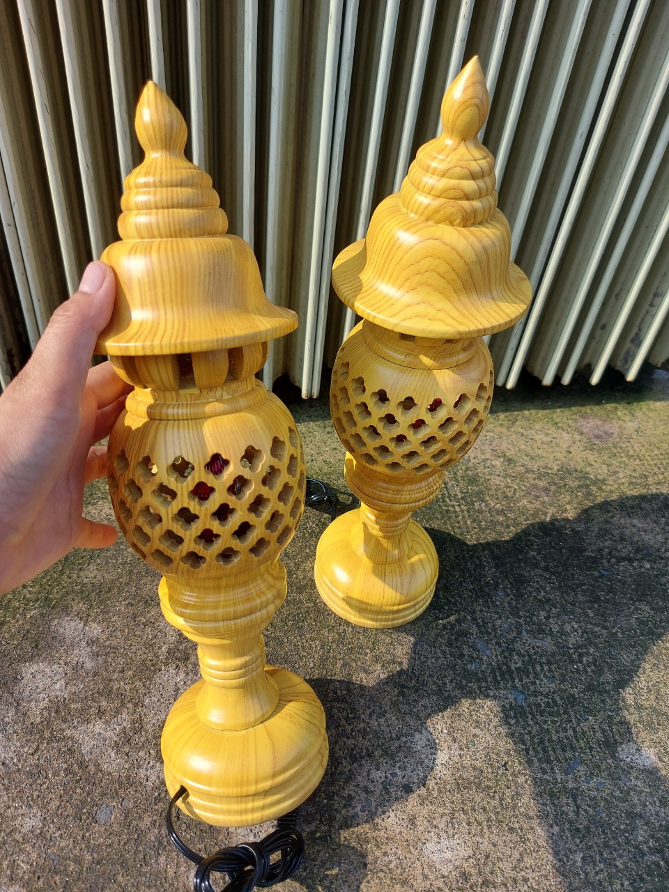 Đèn thờ tổ ong-Đèn thờ gỗ cao 34cm - màu vàng vân gỗ đẹp