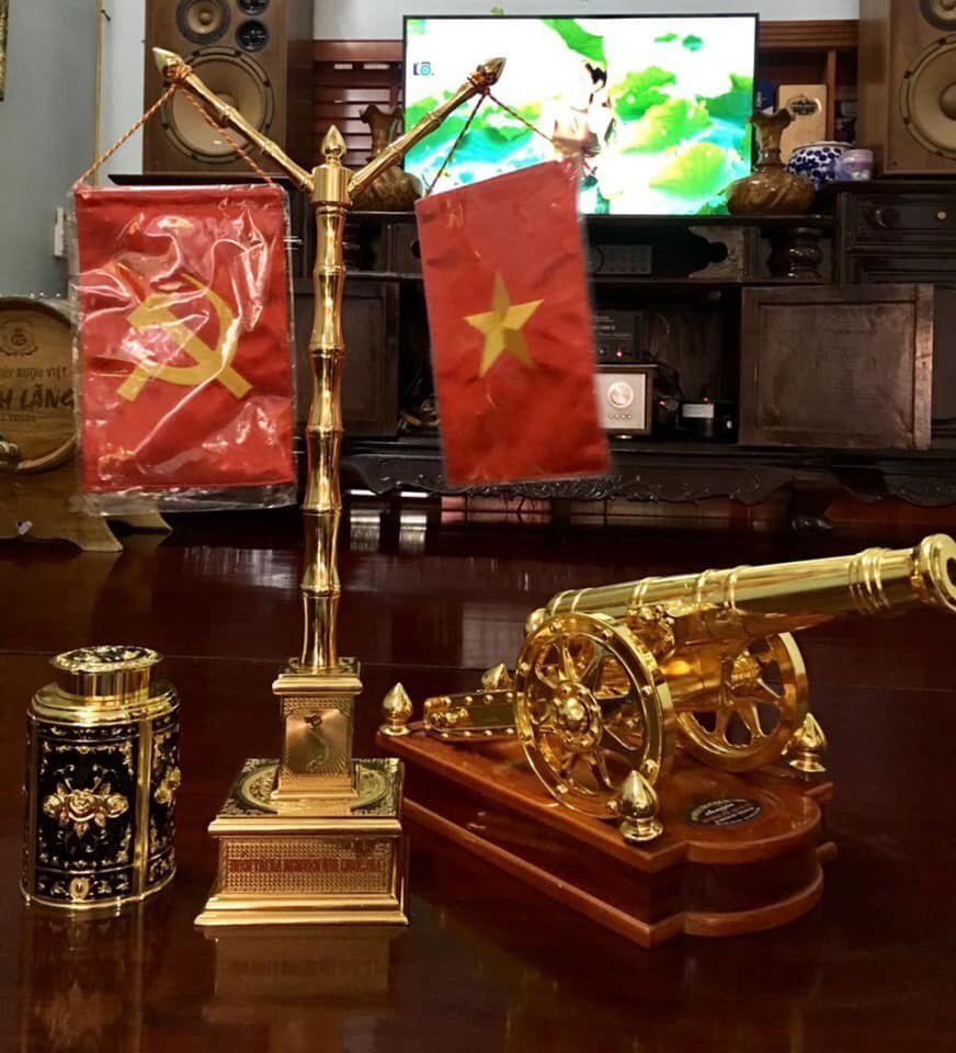Cột cờ để bàn bằng đồng 42cm