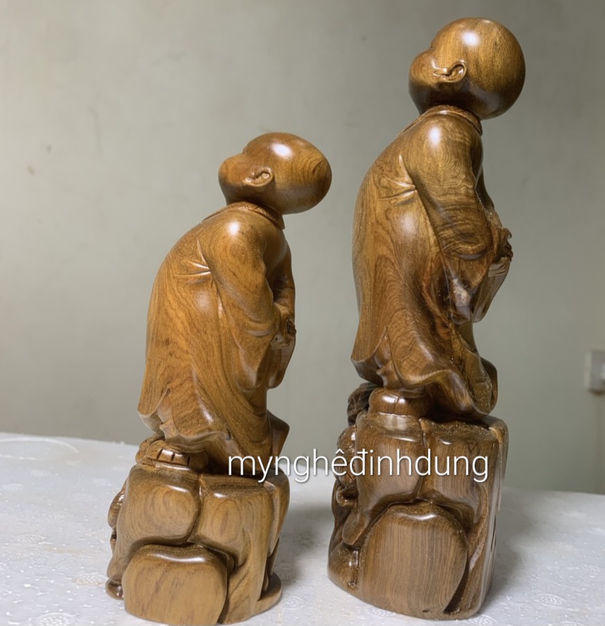 TƯỢNG TÙY DUYÊN BẰNG GỖ BÁCH XANH KT 15X6X5CM