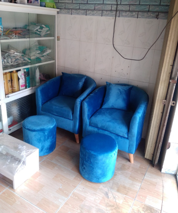 Bộ ghế nail Juno Sofa Bao gồm 2 ghế, 2 kệ chân, 2 đôn ngồi và 2 gối trang trí