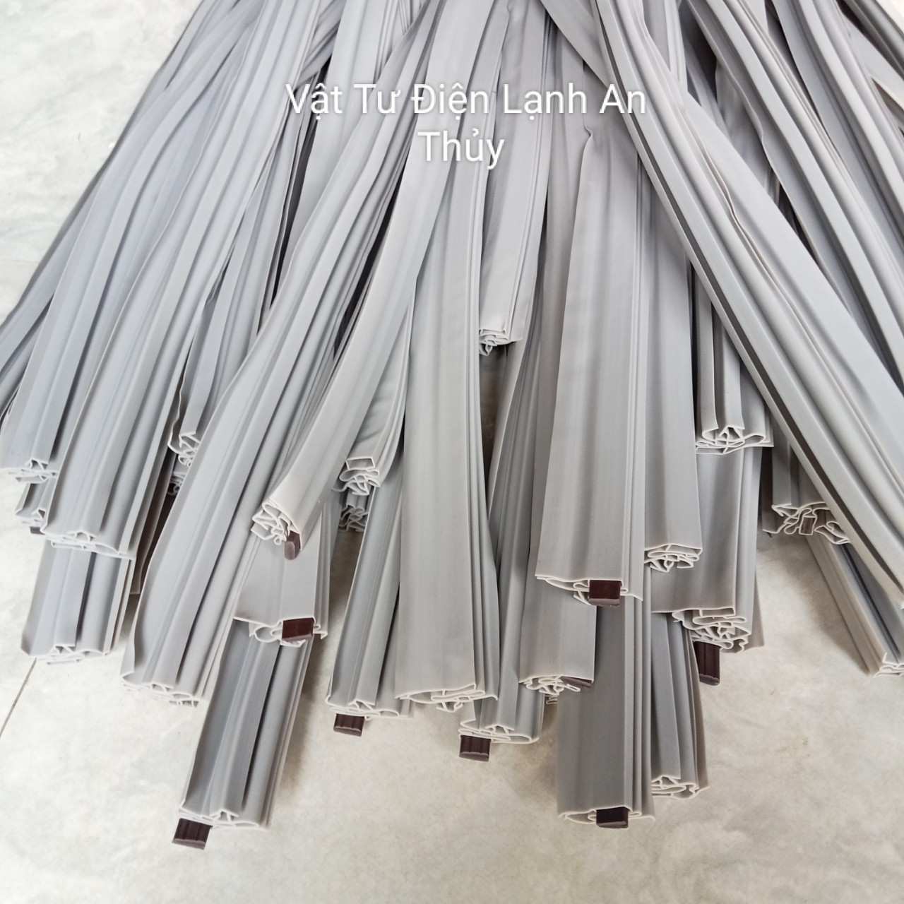 Gioăng cài tủ lạnh màu xám dài 1m8 - ron đệm cửa tủ lạnh - Zoăng tủ lạnh kiểu cài - ron cửa tủ lạnh sẵn nam châm