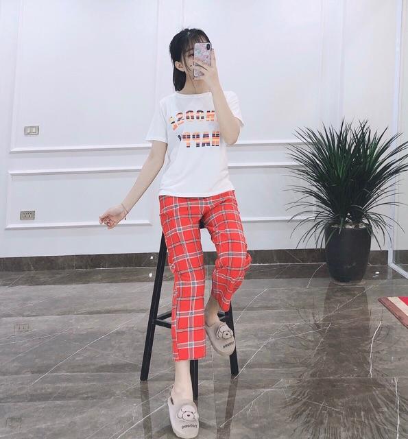 Bộ đồ quần kẻ đỏ áo in chữ cá tính cho nữ