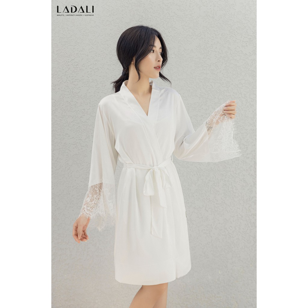 Áo Choàng Ngủ Lụa Ladali Hàng Thiết Kế Cao Cấp Phối Tay Áo Ren Quyến Rũ Màu Trắng Kèm Dây Cột Eo Sang Trọng