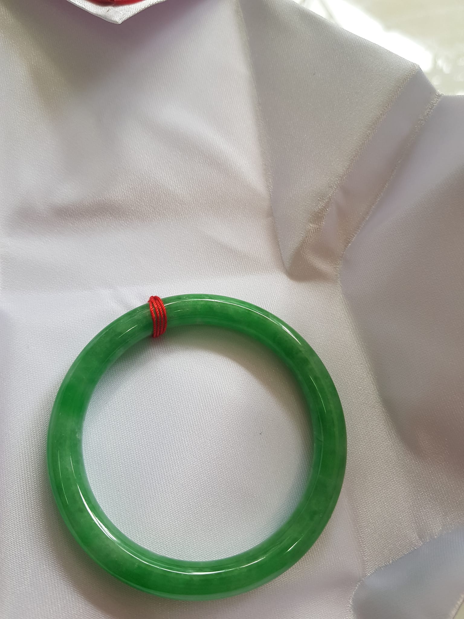 Vòng tay nữ đá cẩm thạch Đậu Nở Sao 52mm x 7,2mm  Màu Xanh đậu lá tươi nhẹ nhàng bóng đẹp  Nữ mệnh Mộc, Hỏa, Thủy 50kg-57kg đeo ạ