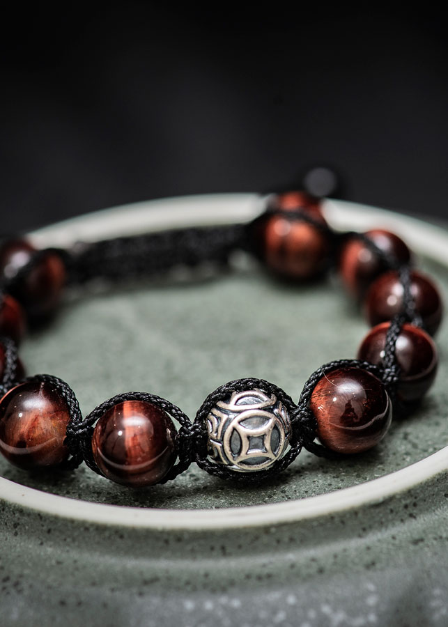 Vòng tay phong thủy đá mắt hổ đỏ kim ngân thần tài shambala