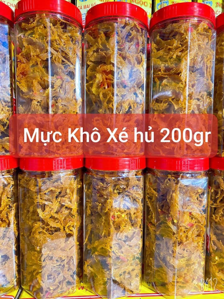 Mực khô xé sợi hộp 200 gram đã chế biến ăn liền ngon ơi là ngon của shop Đặc Sản Biển Phan Thiết NGỌC DŨNG. Hạn sử dụng 12 tháng kể từ ngày đặt hàng