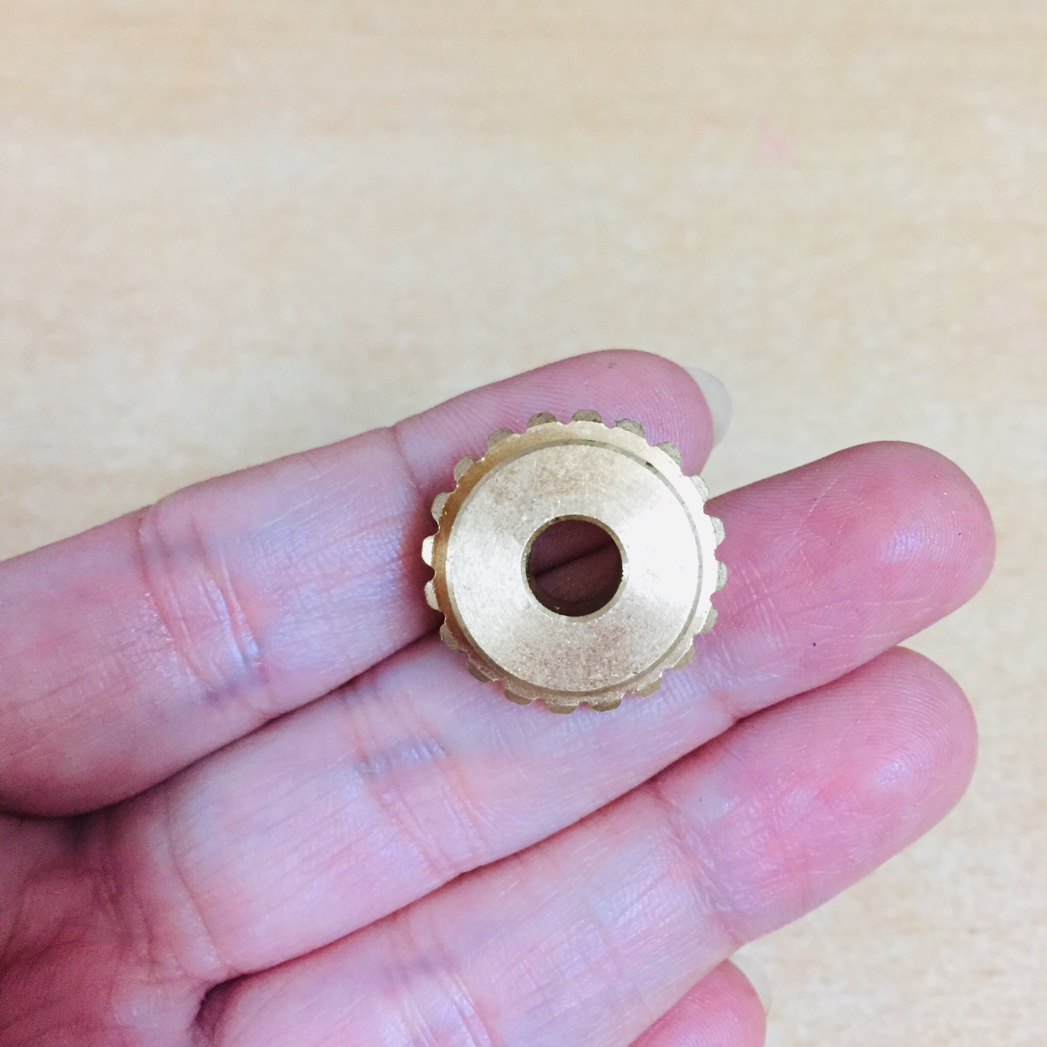 Bánh răng côn bằng đồng 20 răng lỗ trục 6mm bộ truyền đảo chiều 90 độ 1 bánh răng lái 034