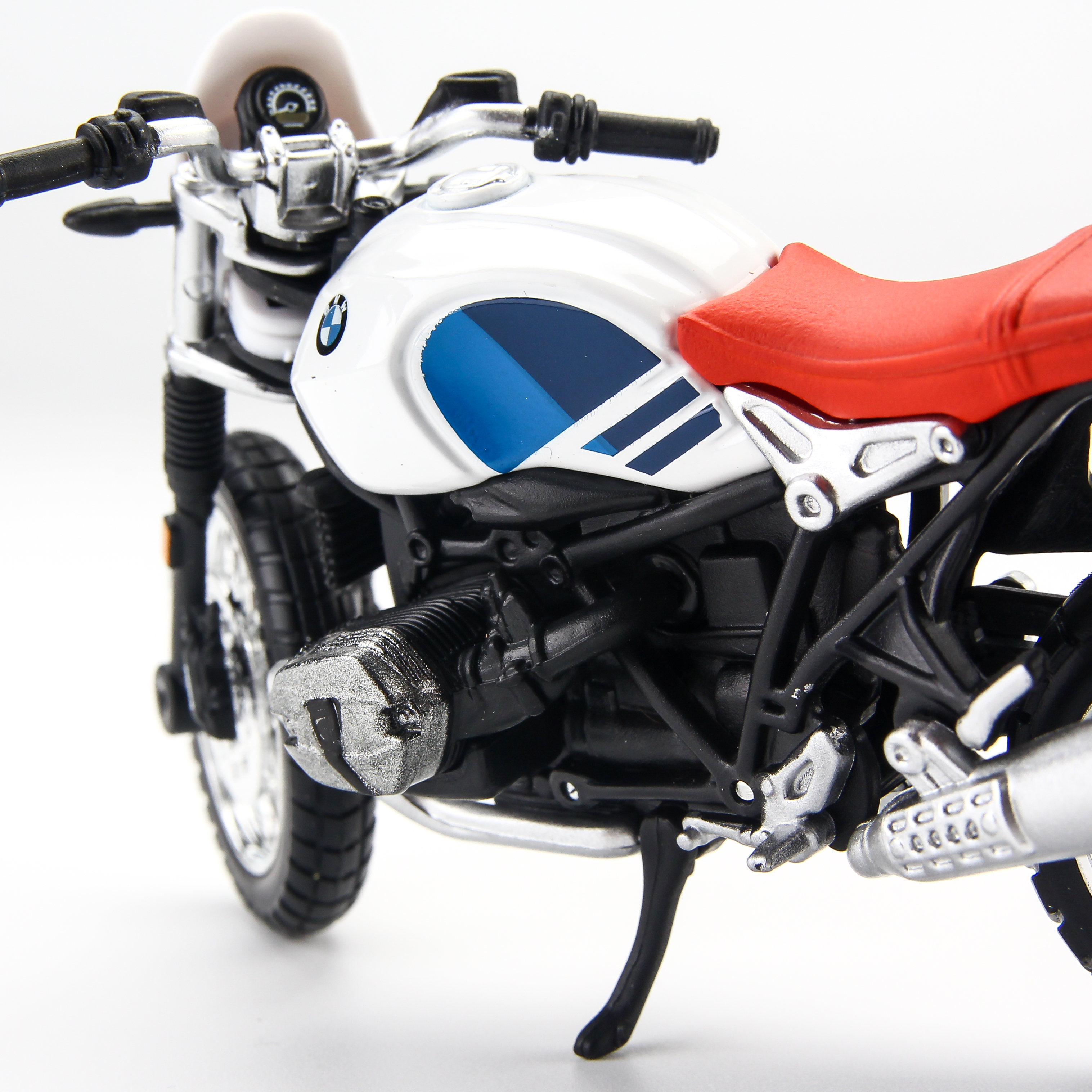 Mô hình mô tô BMW R Nine T Urban GS White 1:18 Bburago - 18-51069