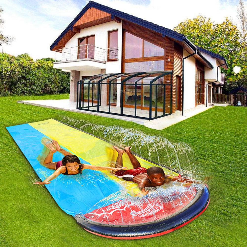 Cầu trượt nước trên bãi cỏ với hệ thống phun nước và đệm chống va đập cho trẻ em