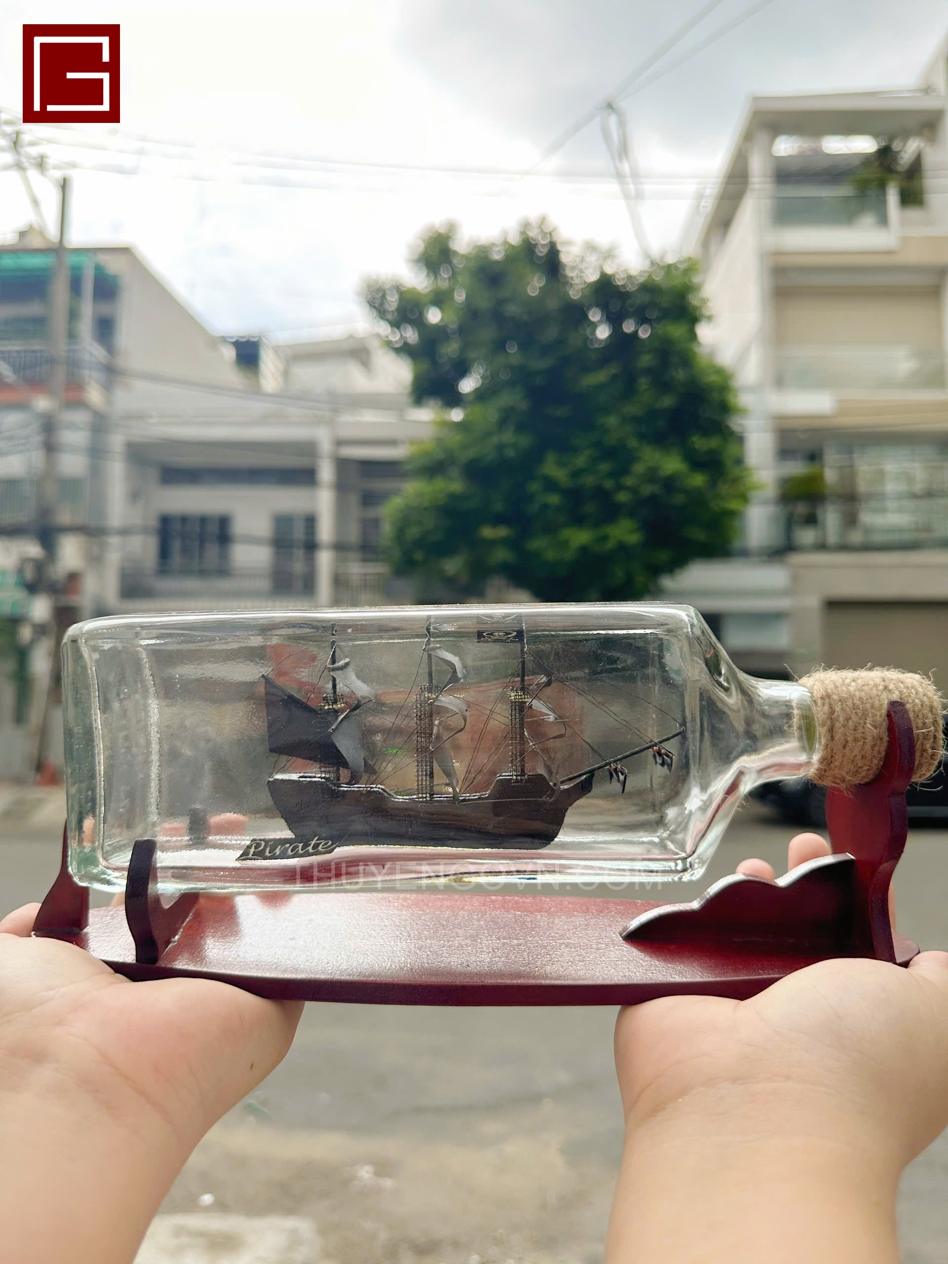 Thuyền chai trang trí, thuyền chai dáng vuông phong thủy, thuyền gỗ trang trí, decor phòng họp, bàn làm việc