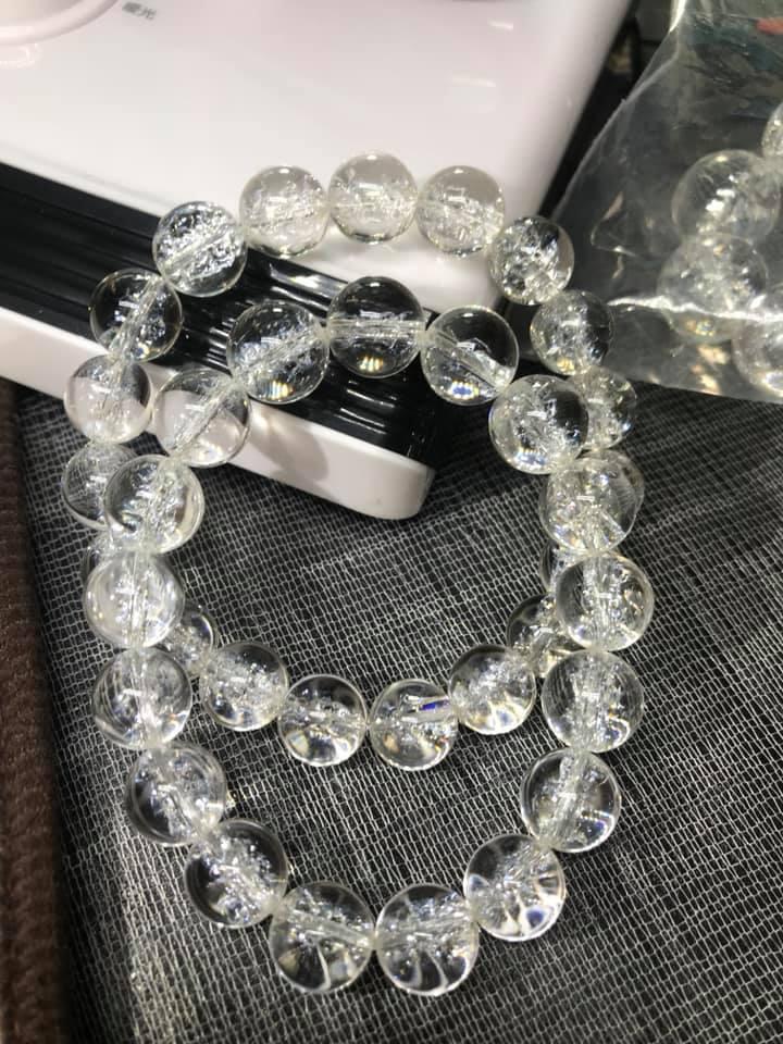 NỮ TAY TRẮNG TRẮNG ĐEO CHIẾC VÒNG THẠCH ANH TRẮNG ÁNH BÊN TRONG 10LY TỰ NHIÊN NÀY ĐẸP HỢP MÊNH KIM MỆNH THỦY
