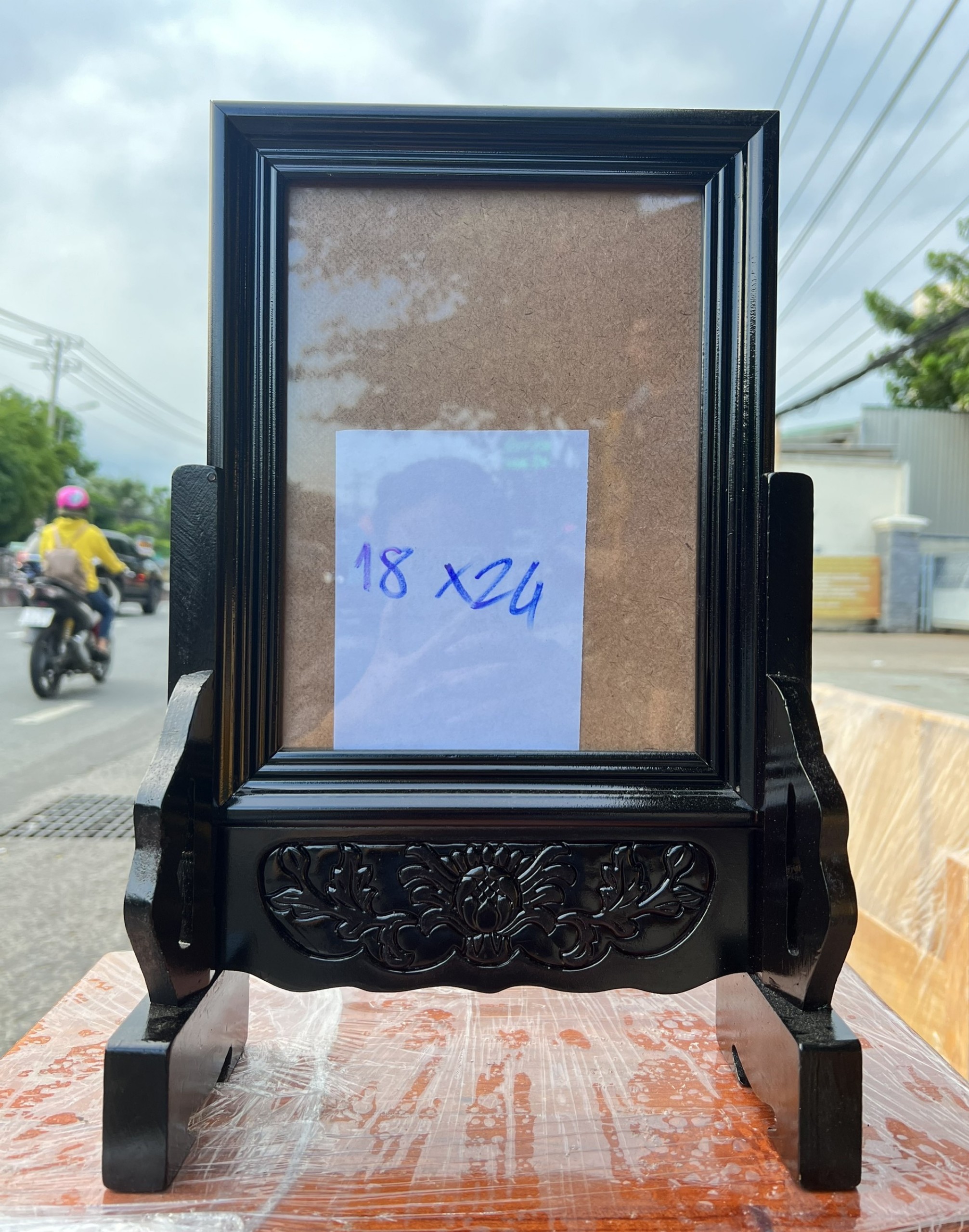 Khung ảnh thờ gia tiên gỗ tràm bông vàng để ảnh 18 x 24cm- 2 màu
