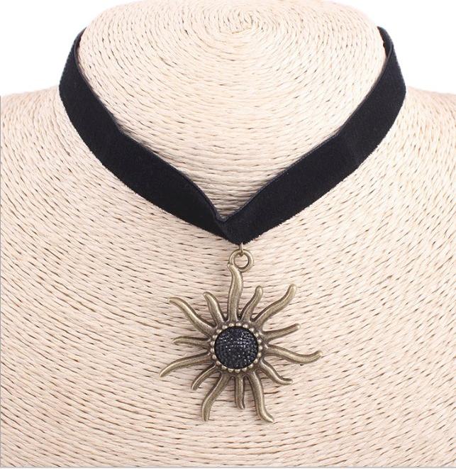 Vòng cổ choker tatoo hình ông mặt trời mầu đen phối vàng V6